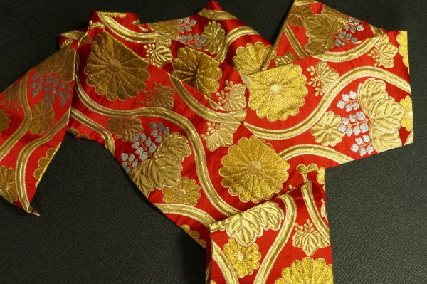 丸帯とは。フォーマル（礼装）の帯で最も格の高い帯です。｜お祝いの着物